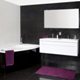 En purpurfärgad orkidé i badrummet
