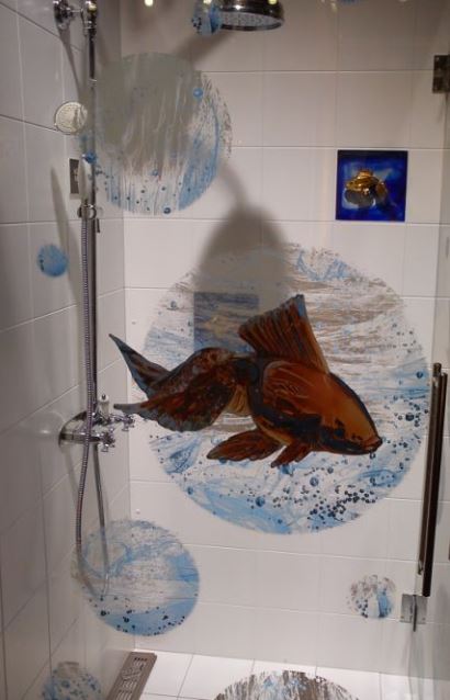 Glaskonst i duschen från Kosta Bodas designers